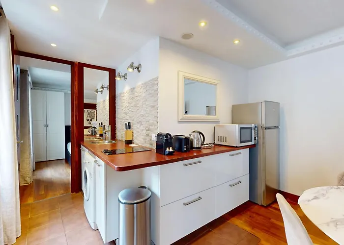 Avenue Montaigne - Prime Location