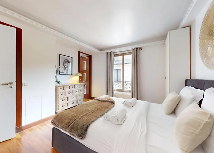 Avenue Montaigne - Prime Location