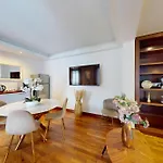 Avenue Montaigne - Prime Location Apartment