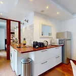 Avenue Montaigne - Prime Location