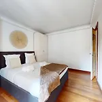 Avenue Montaigne - Prime Location