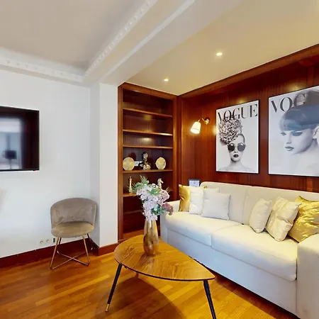 Avenue Montaigne - Prime Location * Paris