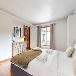 Avenue Montaigne - Prime Location