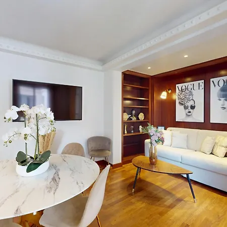 Avenue Montaigne - Prime Location