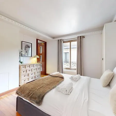 Avenue Montaigne - Prime Location