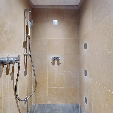 Avenue Montaigne - Prime Location *
