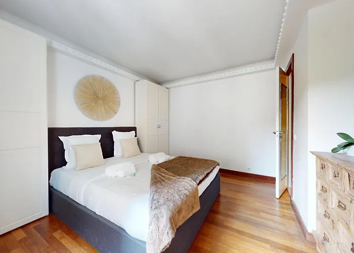 Avenue Montaigne - Prime Location