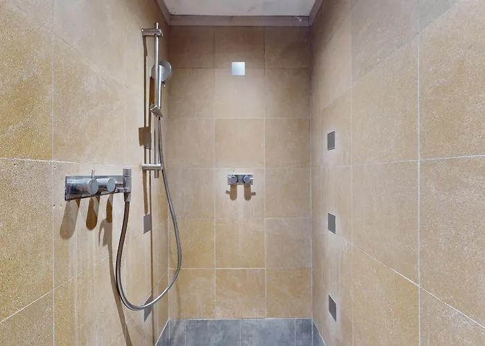 Avenue Montaigne - Prime Location *