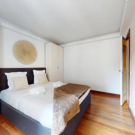 Avenue Montaigne - Prime Location